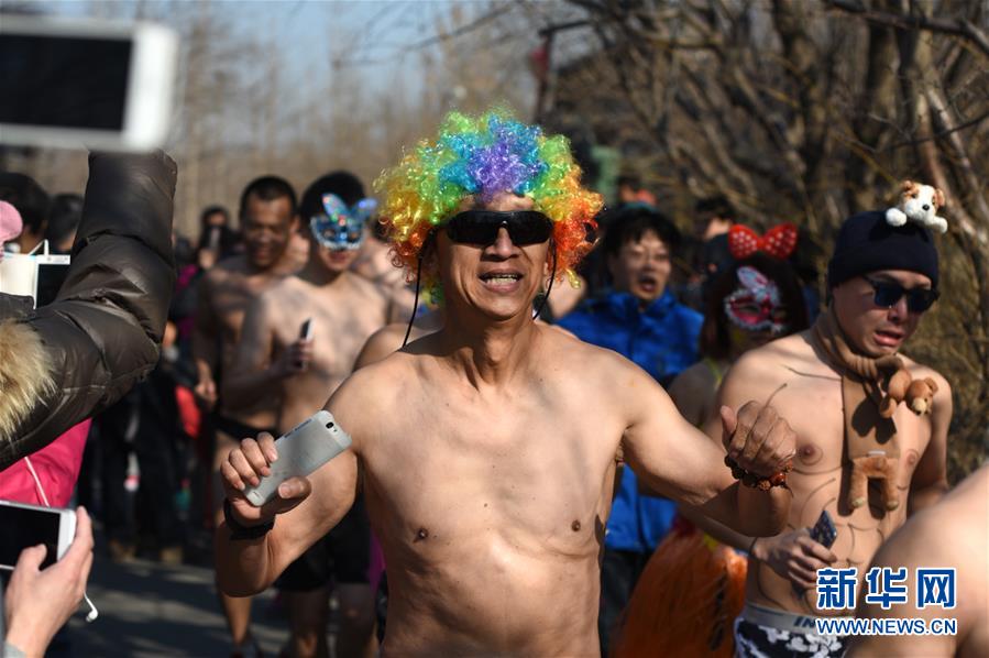 （体育）（3）全民健身&mdash;&mdash;北京奥林匹克森林公园上演&ldquo;光猪跑&rdquo;