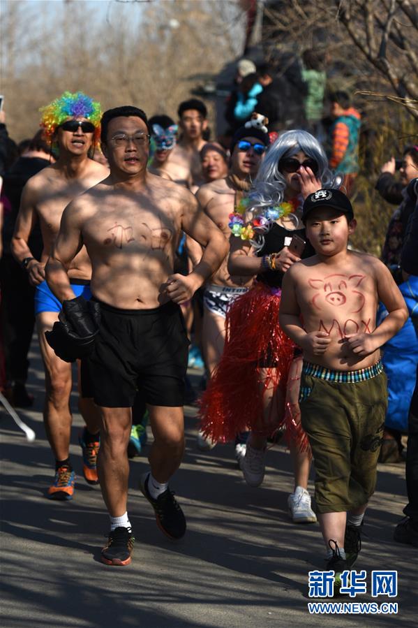 （体育）（4）全民健身——北京奥林匹克森林公园上演“光猪跑”