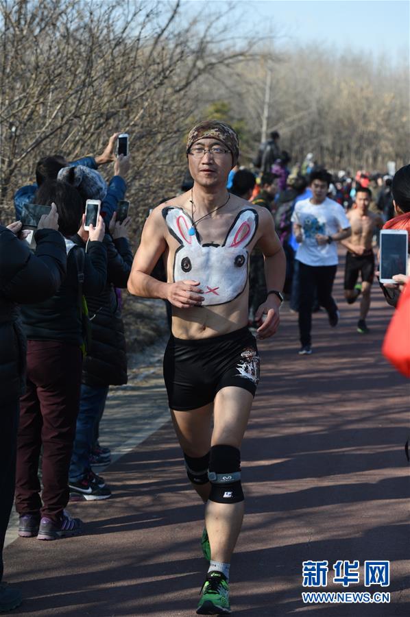 （体育）（5）全民健身——北京奥林匹克森林公园上演“光猪跑”