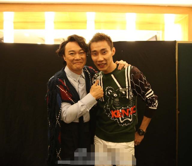 陈奕迅合影李宗伟遭调侃 网友：再变林丹妈妈