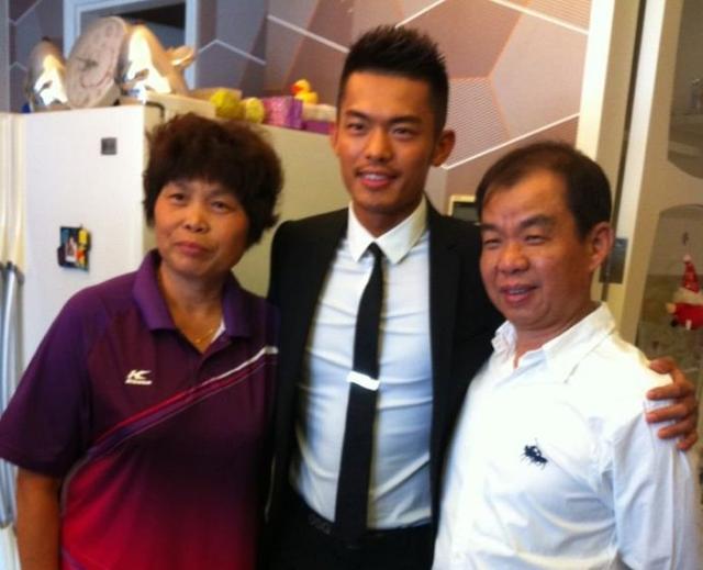 陈奕迅合影李宗伟遭调侃 网友：再变林丹妈妈