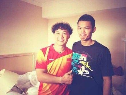 陈奕迅合影李宗伟遭调侃 网友：再变林丹妈妈