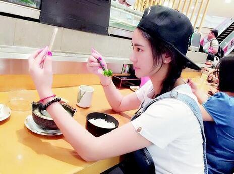 网络直播揭秘：当红女主播一月吸金30万
