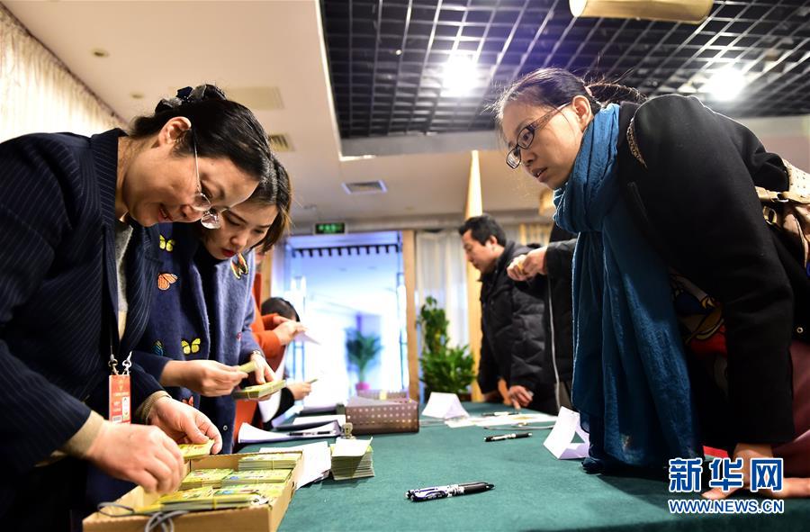 （两会）（1）2016年全国两会开始发放外国记者组相关证件