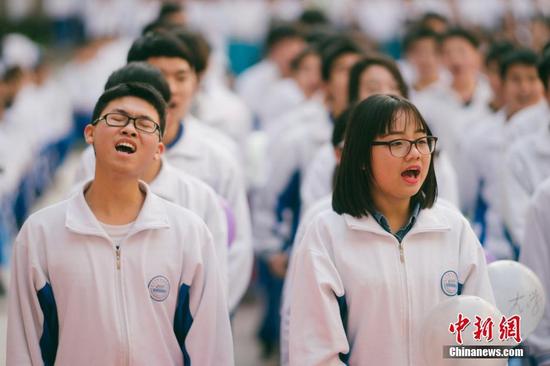 中学举行高考誓师 数千师生为考生打气