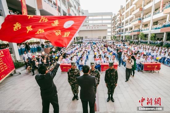 中学举行高考誓师 数千师生为考生打气