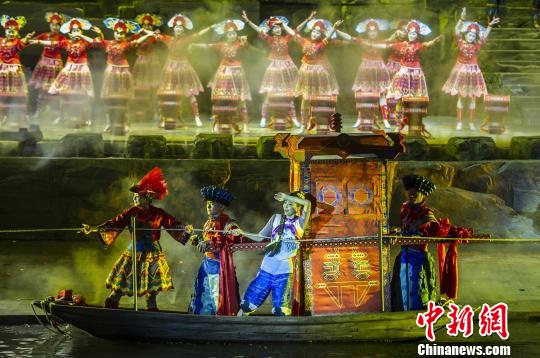 大型实景演出《边城》开演游客开启神秘湘西之旅