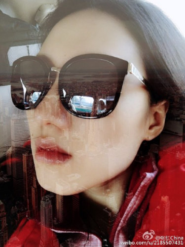 张虹戴黑色墨镜神似王菲网友：又帅又霸气（图）