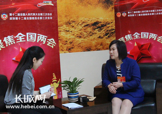 全国人大代表袁红梅接受记者采访。