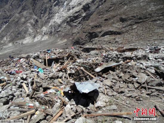 当地时间2015年5月2日，尼泊尔蓝塘村，地震引发的雪崩将蓝塘村吞没，导致包括当地人及外国登山者在内的数十人失踪。