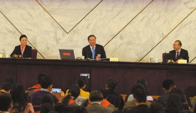 3月2日，全国政协十二届四次会议首场发布会举行。政协新任发言人王国庆回答记者提问。京华时报记者周民摄