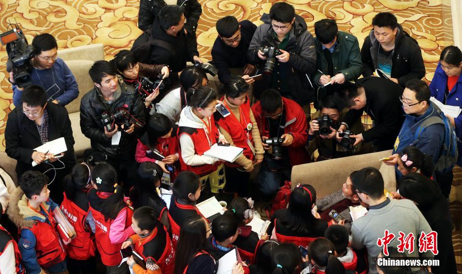 全国政协委员何水法在驻地接受记者采访