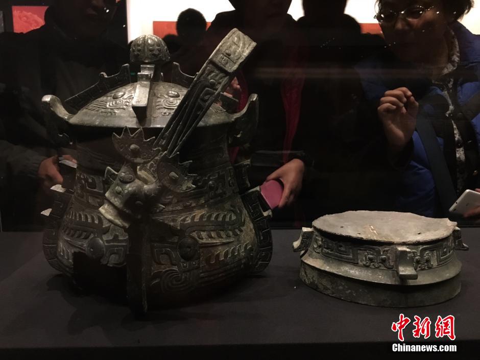 海昏侯墓441件文物亮相北京 青铜制品精美繁复