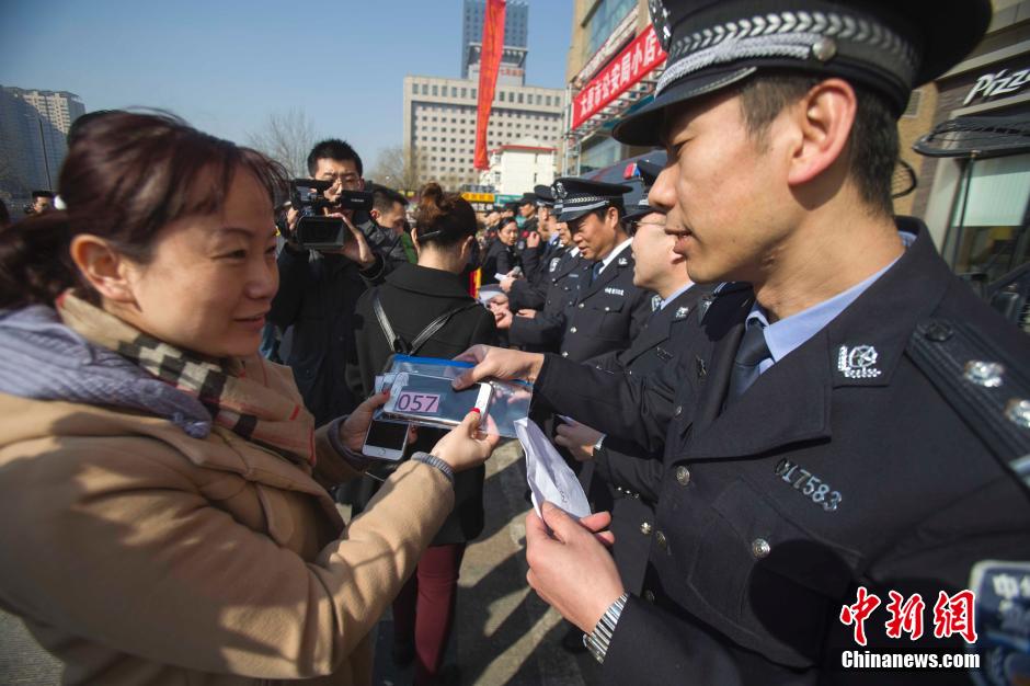 太原警方破获手机扒窃案 现场发还民众手机