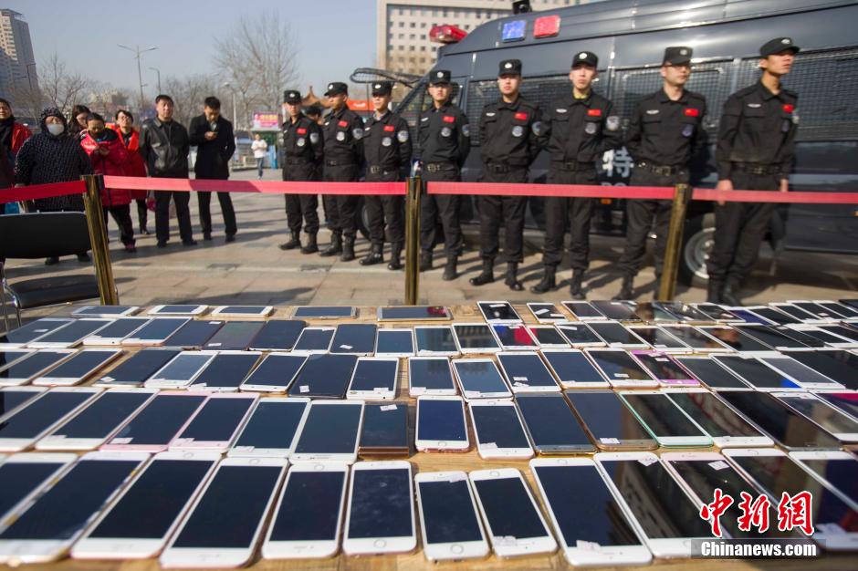 太原警方破获手机扒窃案 现场发还民众手机