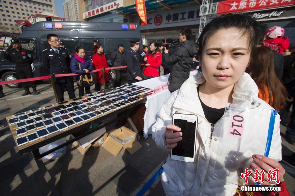 太原警方破获手机扒窃案 现场发还民众手机