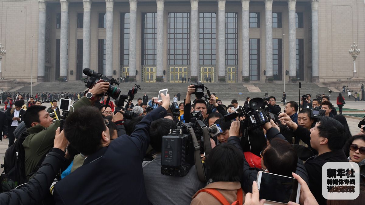 3月3日，中国人民政治协商会议第十二届全国委员会第四次会议在北京人民大会堂开幕。这是记者在北京人民大会堂东门外采访。-