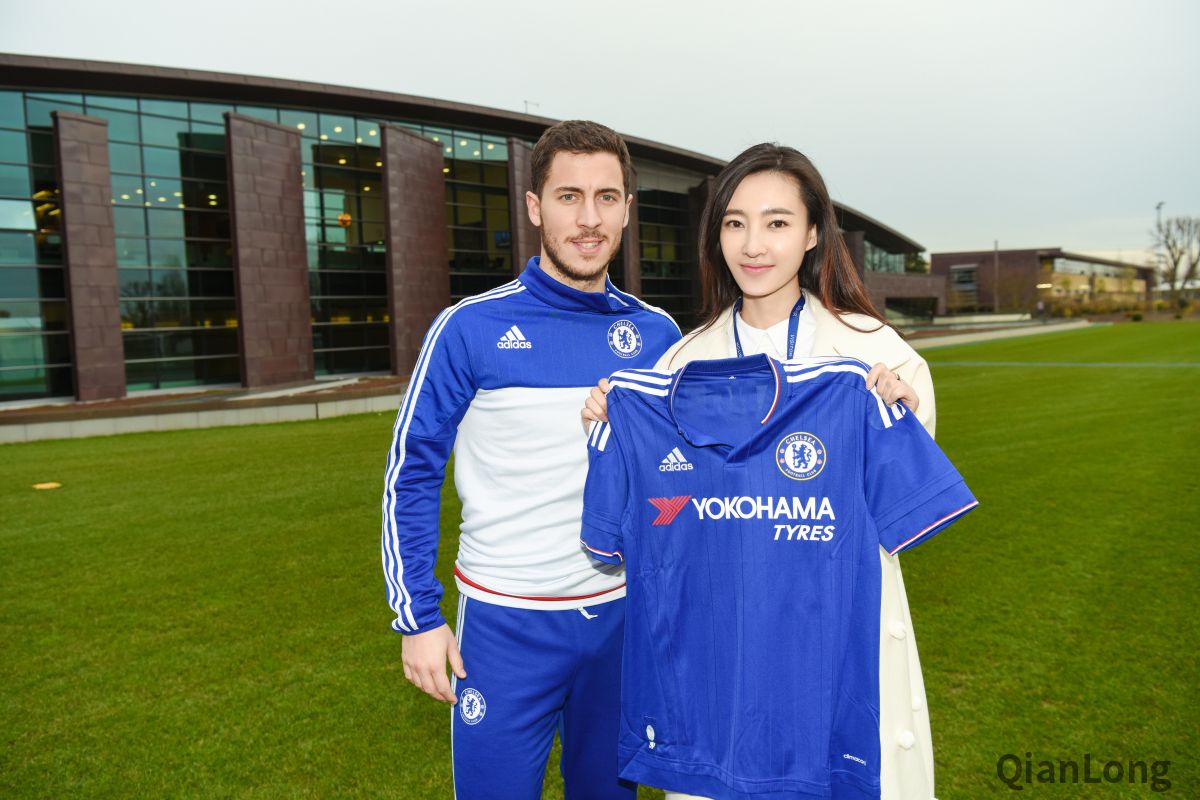 和阿扎尔（Eden Hazard）亲密合照