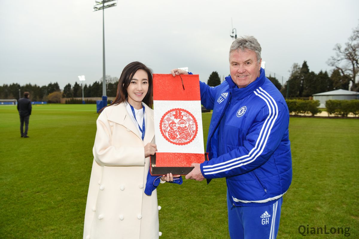 王丽坤赠送切尔西球队Chelsea Football Club中国特色礼物“金猴报喜剪纸”预祝切尔西欧冠英超勇往直前
