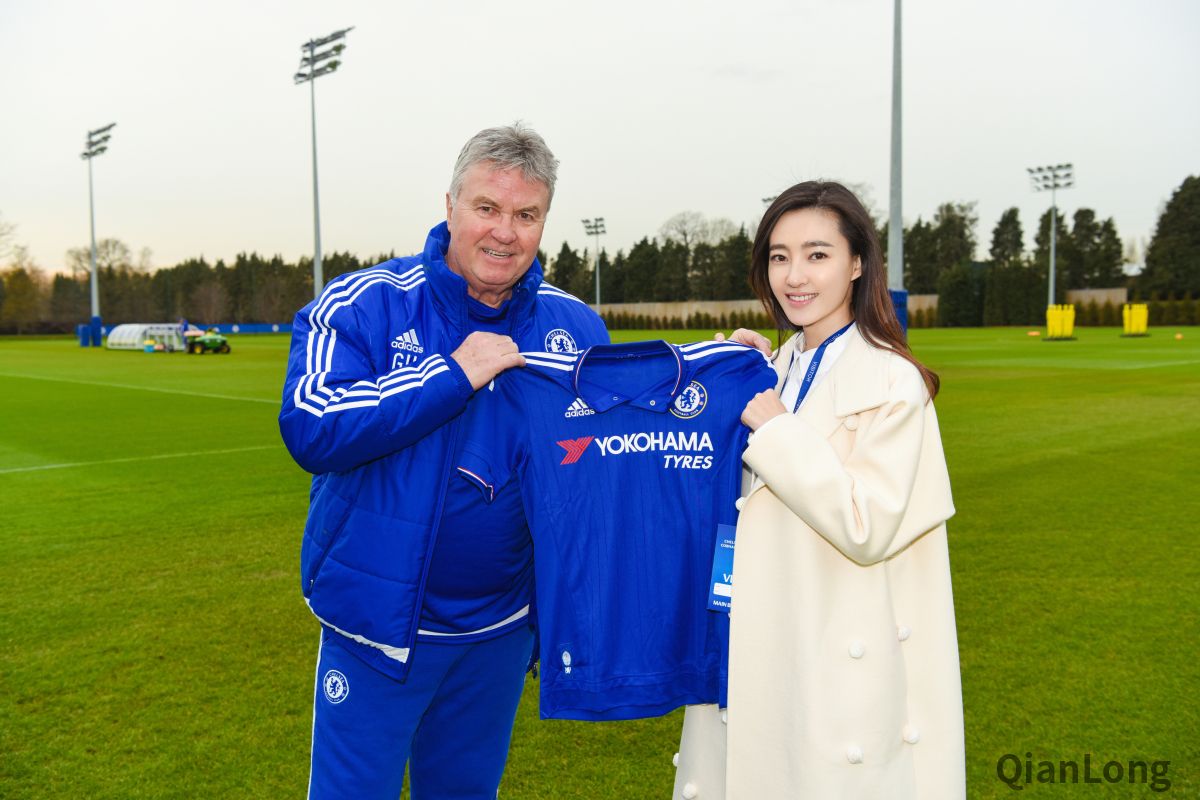 希丁克（Guus Hiddink）代表球队送王丽坤威廉签名球衣
