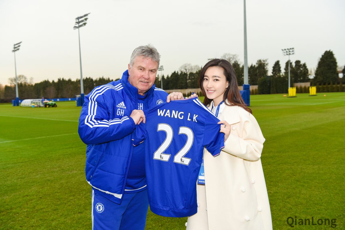 希丁克（Guus Hiddink）代表赠送带有Wang LK字样的球衣