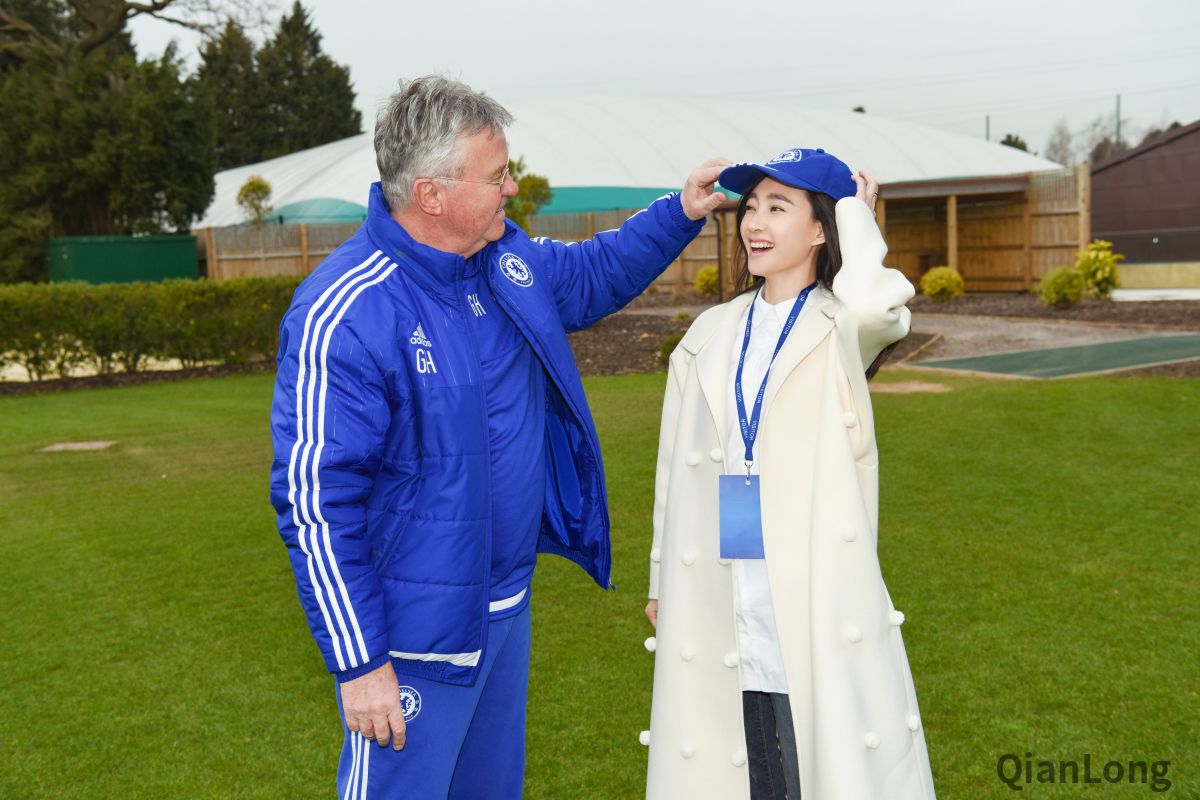 希丁克（Guus Hiddink）为王丽坤戴帽子