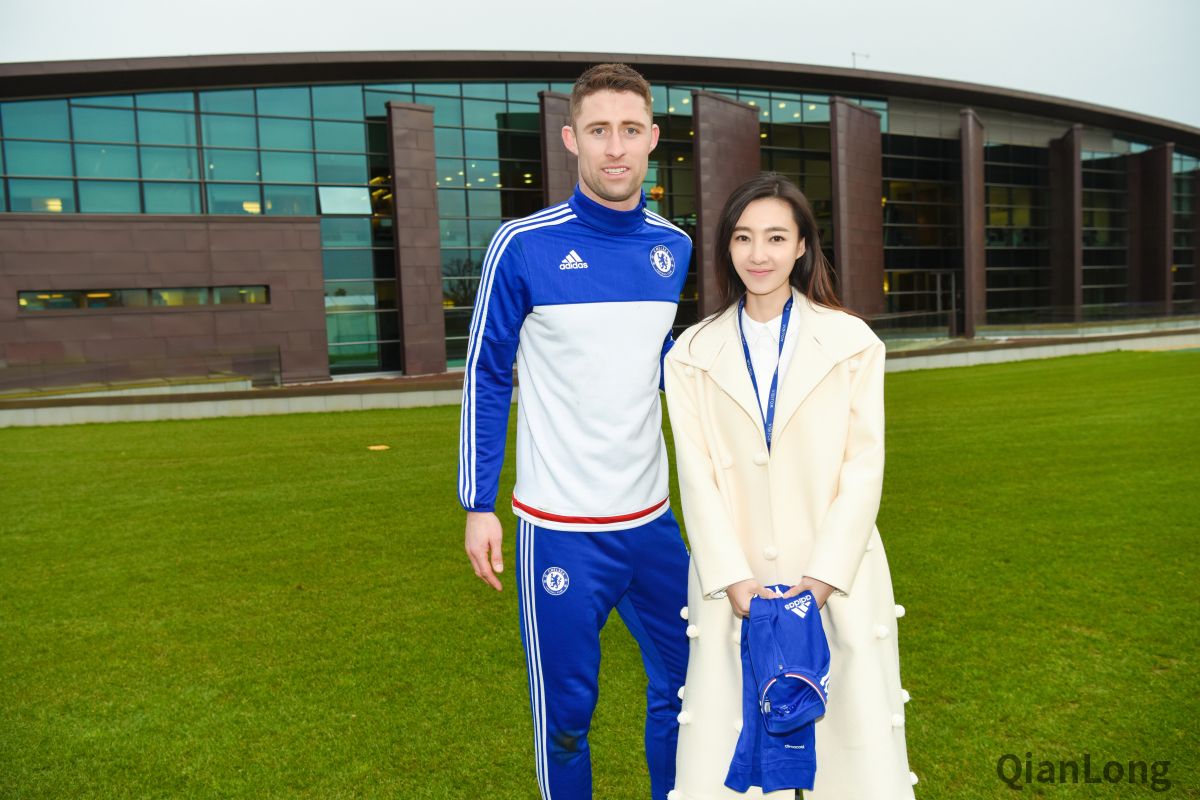 与卡希尔（Gary Cahill）合影