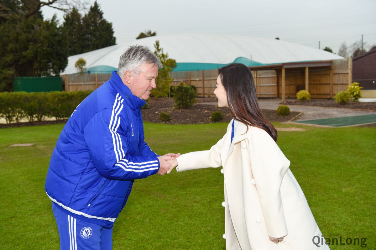 希丁克（Guus Hiddink）在科巴姆训练基地接待王丽坤