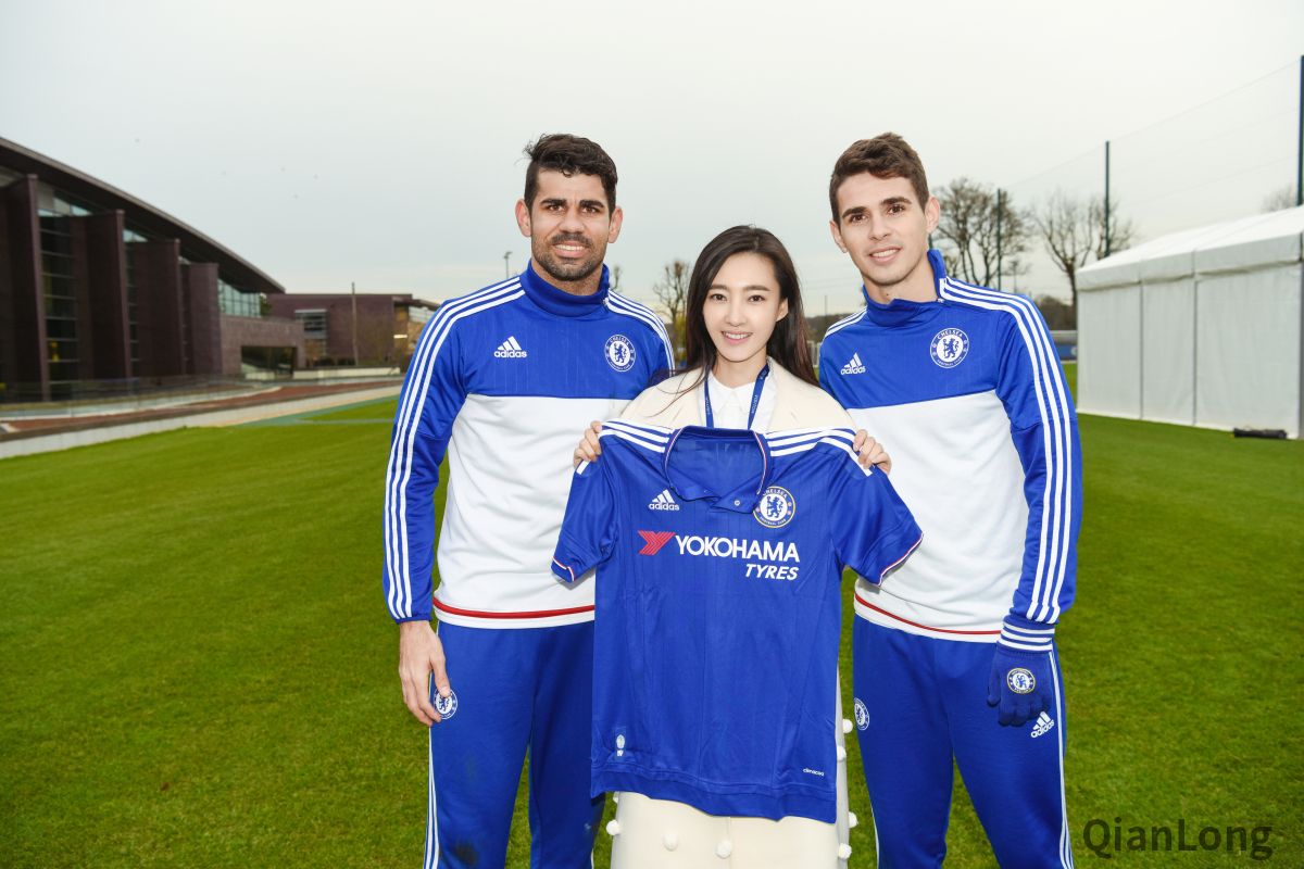与科斯塔（Diego da Silva Costa）和奥斯卡（Oscar dos Santos Emboaba Júnior）合影