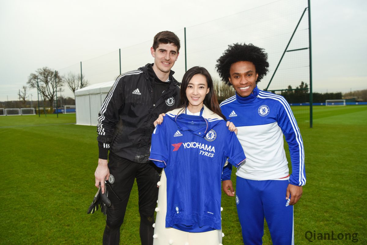 与门将库尔图瓦（Thibaut Courtois）和威廉（Willian Borges da Silva）晒球衣合影