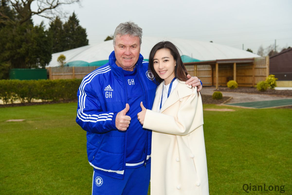 与希丁克（Guus Hiddink）亲密合影