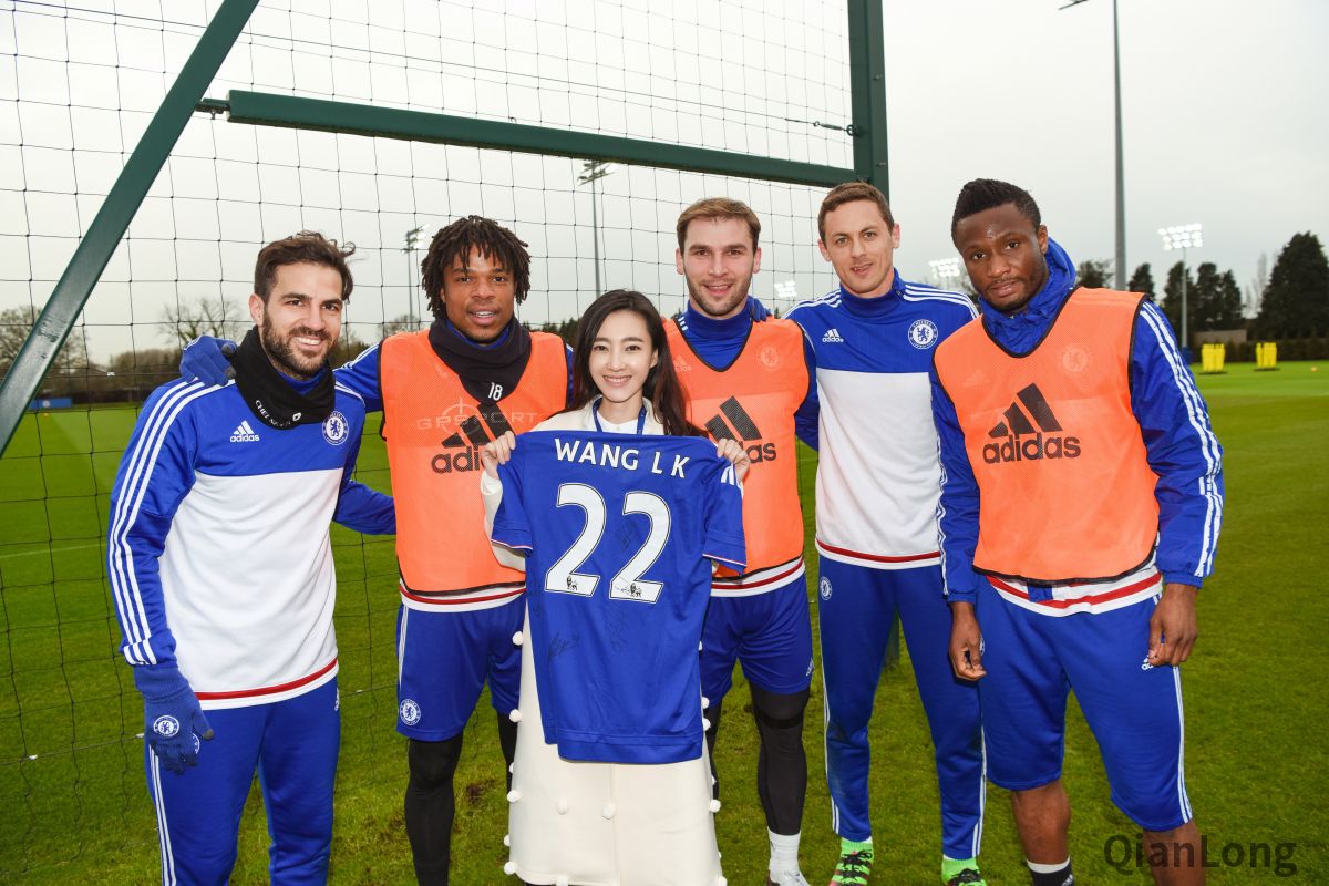 与切尔西俱乐部法布雷加斯（Francesc Fabregas）、雷米（Loic Remy）、伊万诺维奇（Branislav Ivanovic）、马蒂奇（Nemanja Matic）、米克尔（Mikel John Obi）（从左到右）球门前合影