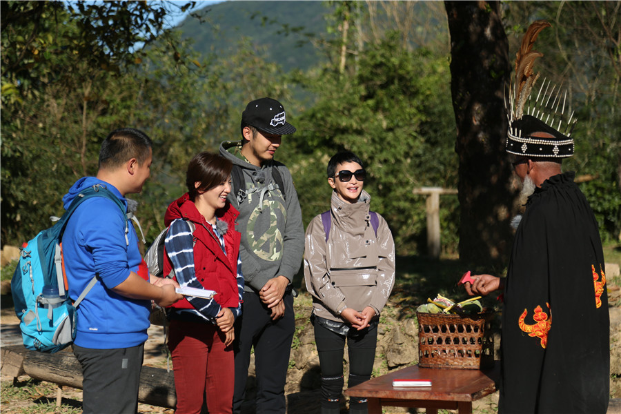 西行团接受佤寨魔巴祝福