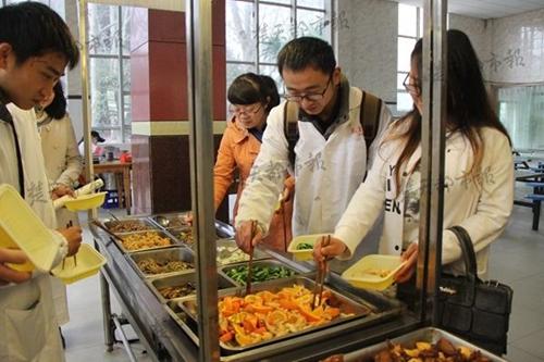 大学食堂橙子炒肉 色泽诱人网友纷纷点赞(组图)
