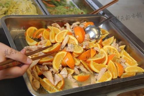 大学食堂橙子炒肉 色泽诱人网友纷纷点赞(组图)