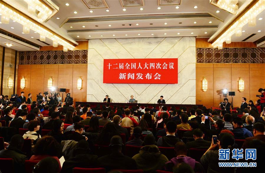 （两会）（8）十二届全国人大四次会议举行新闻发布会