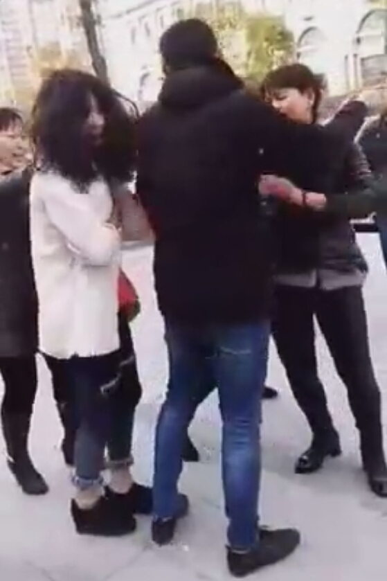 活久见！原配组团街头暴打小三 男子紧抱相护