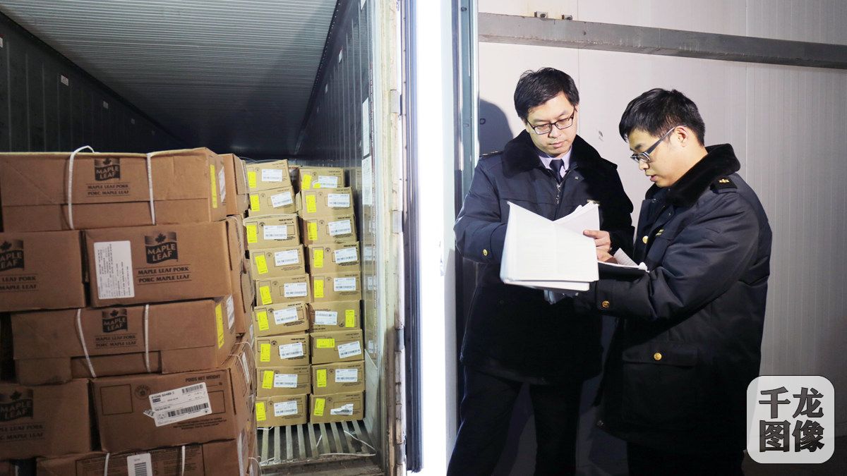 3月2日，检验检疫局工作人员在位于北京平谷区马坊镇物流园区的冷库仓储内检验货物。千龙网记者 王璟玥摄