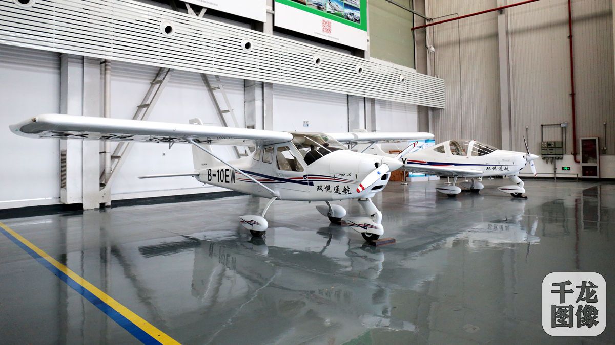 停放在北京通用航空产业基地内的飞机（3月2日摄）。千龙网记者 王璟玥摄