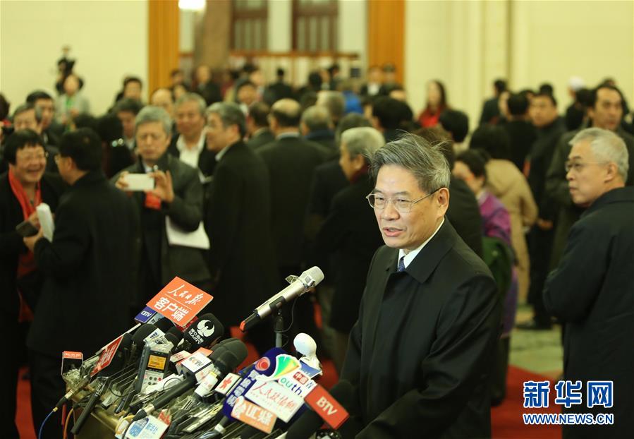  3月5日，第十二届全国人民代表大会第四次会议在北京人民大会堂开幕。这是开幕会前，列席大会的中共中央台办、国务院台办主任张志军接受媒体采访。新华社记者 张铖 摄