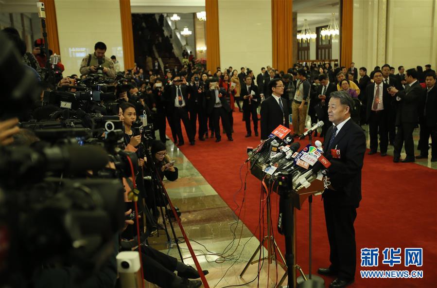   3月5日，第十二届全国人民代表大会第四次会议在北京人民大会堂开幕。这是开幕会前，列席大会的交通运输部部长杨传堂接受媒体采访。新华社记者 张铖 摄
