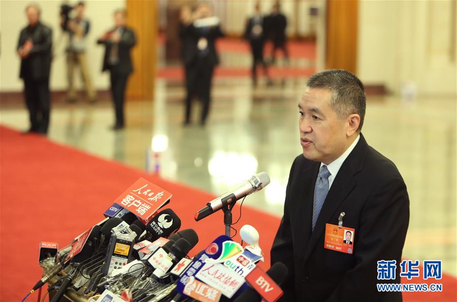 3月5日，第十二届全国人民代表大会第四次会议在北京人民大会堂开幕。这是开幕会前，列席大会的国家工商总局局长张茅接受媒体采访。新华社记者张铖摄