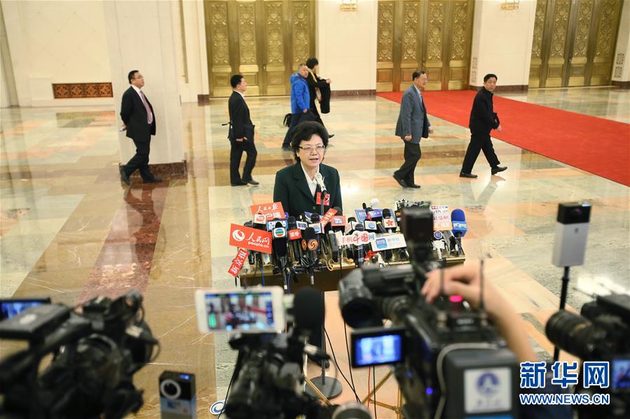 3月5日，第十二届全国人民代表大会第四次会议在北京人民大会堂开幕。这是开幕会后，国家卫生和计划生育委员会主任李斌接受媒体采访。新华社记者 张铖 摄