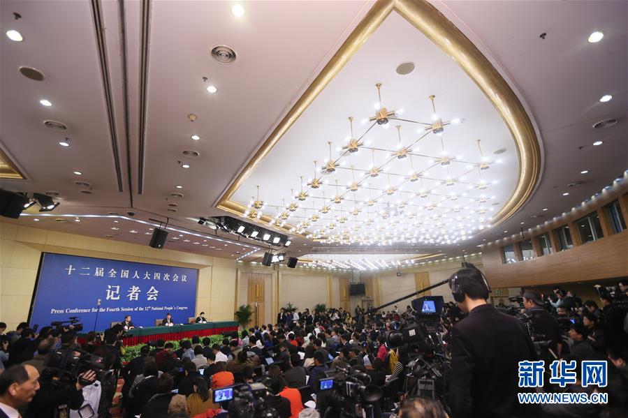 3月6日，十二届全国人大四次会议新闻中心举行记者会，邀请国家发展和改革委员会主任徐绍史就“经济社会发展情况和‘十三五’规划《纲要》”的相关问题回答中外记者的提问。新华社记者陈君清摄