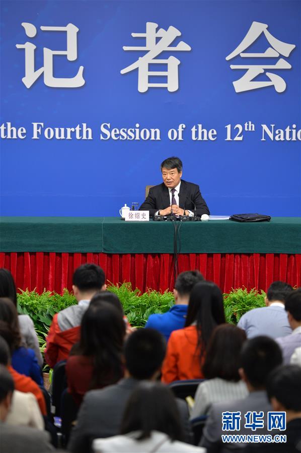 3月6日，十二届全国人大四次会议新闻中心举行记者会，邀请国家发展和改革委员会主任徐绍史就“经济社会发展情况和‘十三五’规划《纲要》”的相关问题回答中外记者的提问。新华社记者李鑫摄