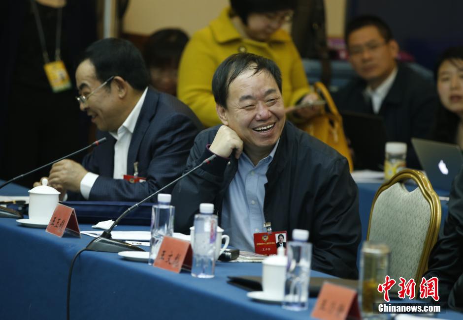 3月5日，全国政协十二届四次会议举行分组会议。左宗申（左）和王玉锁参加工商联讨论。中新社记者 张浩 摄