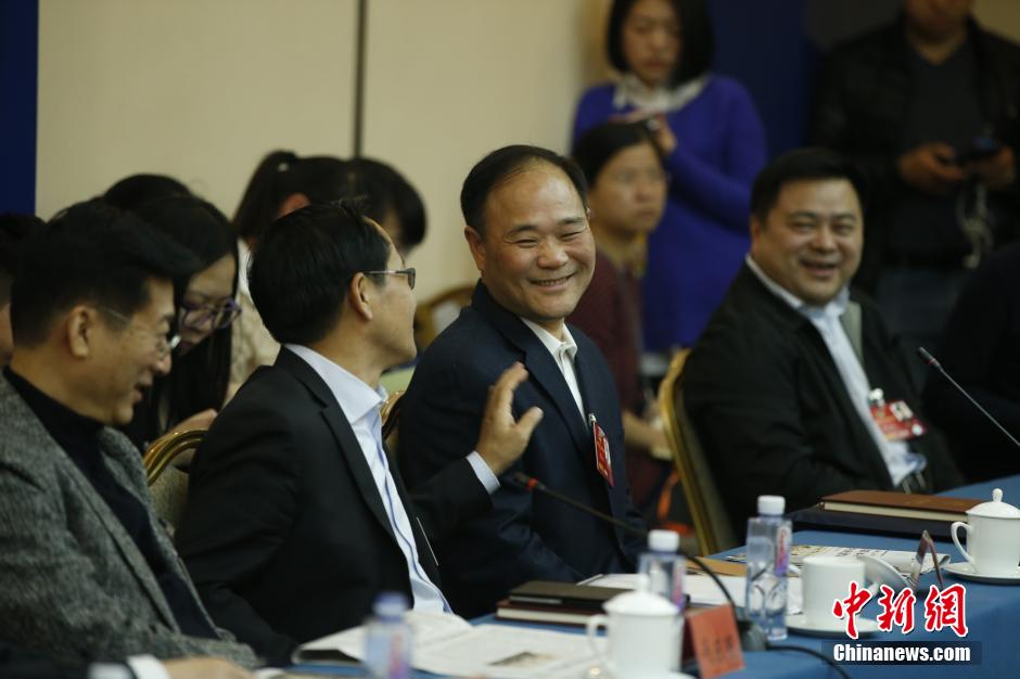 3月5日，全国政协十二届四次会议举行分组会议。李书福（右二）参加工商联讨论。中新社记者 张浩 摄