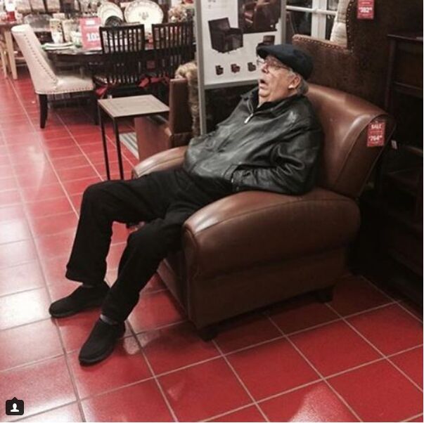 　　男士们安静地待在试衣间外，耐心地等待着自己的另一半试穿新装。在商场里，这是十分常见的一幕。不过，据英国《镜报》3月2日报道，近日，某Instagram某账号发布了一组照片，展示了在商场等待女伴的男士们内心的煎熬。