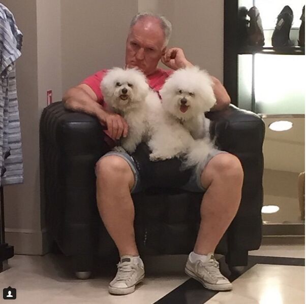 　　男士们安静地待在试衣间外，耐心地等待着自己的另一半试穿新装。在商场里，这是十分常见的一幕。不过，据英国《镜报》3月2日报道，近日，某Instagram某账号发布了一组照片，展示了在商场等待女伴的男士们内心的煎熬。