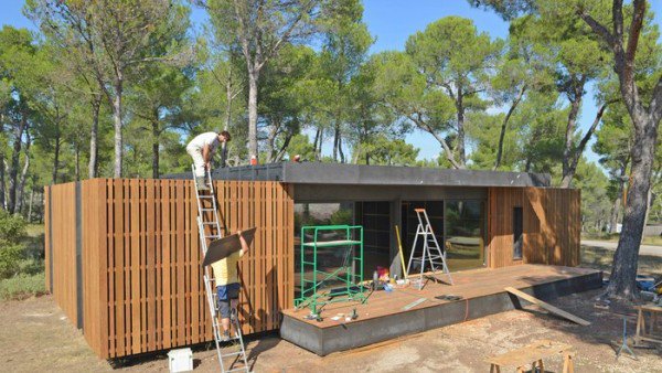 　　除此之外，Pop-Up还有一个引人注目的卖点——整个建造过程仅需4天。该公司表示，Pop-Up结构简单，易于建造，建造Pop-Up无需专业施工经验，整个过程就像玩乐高积木。所有材料和结构都使用木螺丝钉组装，工人只需用电动螺丝刀即可完成搭建。 “Pop-Up”面积150平方米，在设计上采用组合式开放空间，容纳厨房、饭厅和起居室，还包含两间浴室、两间主卧、两间次卧，一个办公间以及一个露台。